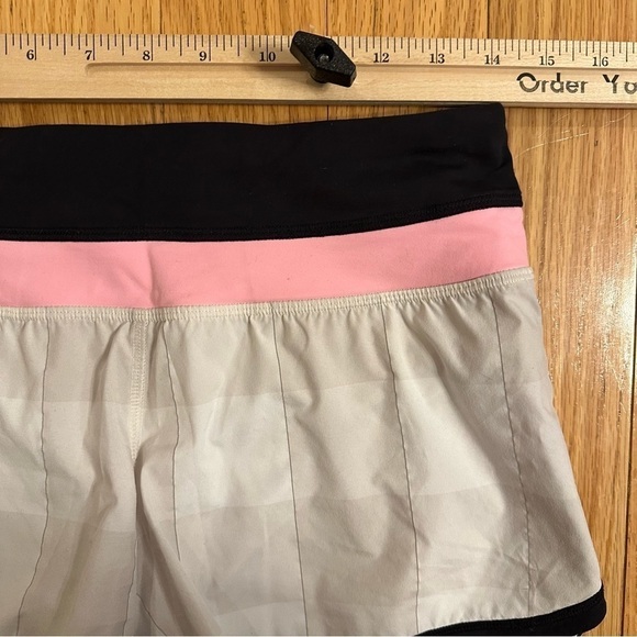 Lululemon Groovy Run Short Dune Gros Gingham Plaid Bleached Coral/Black Size 4 - Picture 7 of 10